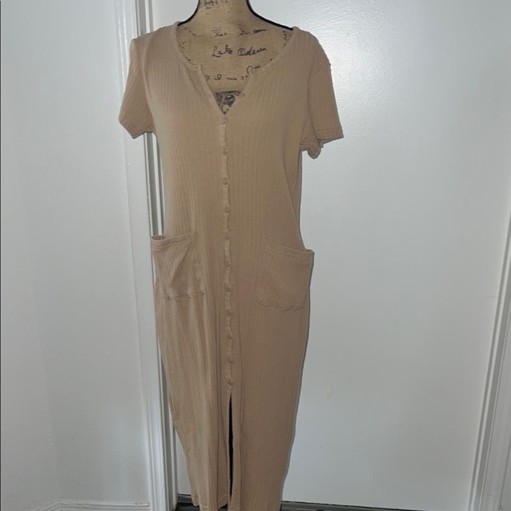 Tan Sheath Maxi Dress with V-Neck and Short Sleeves